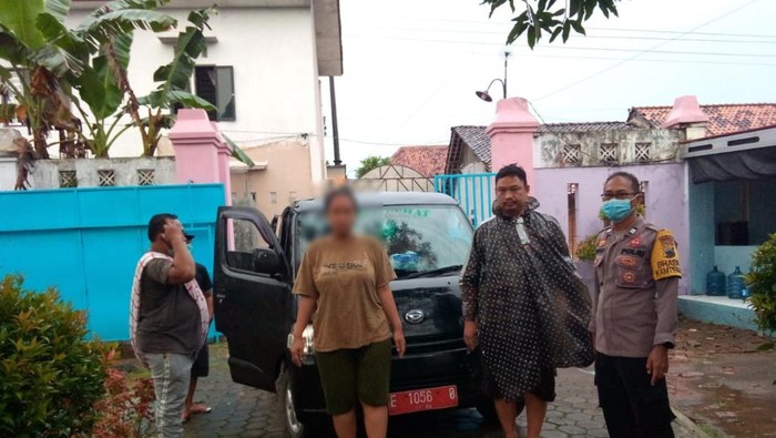 Pemotor wanita yang viral pakai bra dan celana pendek di Pemalang