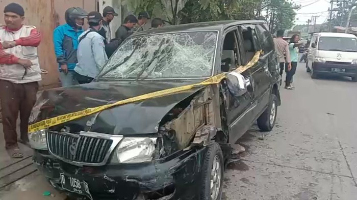 Penampakan mobil yang rusak usai diamuk massa gegara tabrak lari.