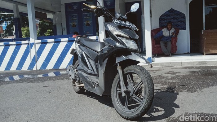 Penampakan sepeda motor pemotor yang tewas di Jalan Yogya-Solo Klaten, Jumat (4/3/2022)