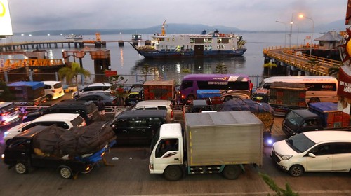 Foto udara antrean kendaraan memasuki kapal di Pelabuhan Ketapang, Banyuwangi, Jawa Timur, Jumat (4/3/2022). Mulai pukul 05.00 WIB aktivitas penyeberangan Ketapang-Gilimanuk mulai beroperasi kembali setelah sebelumnya ditutup untuk menghormati umat Hindu yang melaksanakan perayaan Hari Raya Nyepi di Bali. ANTARA FOTO/Budi Candra Setya/foc.