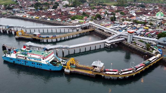PENYEBERANGAN KETAPANG-GILIMANUK KEMBALI DIBUKA Foto udara antrean kendaraan memasuki kapal di Pelabuhan Ketapang, Banyuwangi, Jawa Timur, Jumat (4/3/2022). Mulai pukul 05.00 WIB aktivitas penyeberangan Ketapang-Gilimanuk mulai beroperasi kembali setelah sebelumnya ditutup untuk menghormati umat Hindu yang melaksanakan perayaan Hari Raya Nyepi di Bali. ANTARA FOTO/Budi Candra Setya/foc.