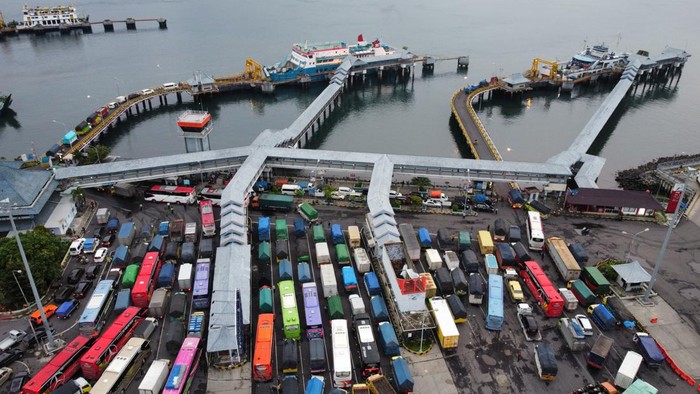 PENYEBERANGAN KETAPANG-GILIMANUK KEMBALI DIBUKA Foto udara antrean kendaraan memasuki kapal di Pelabuhan Ketapang, Banyuwangi, Jawa Timur, Jumat (4/3/2022). Mulai pukul 05.00 WIB aktivitas penyeberangan Ketapang-Gilimanuk mulai beroperasi kembali setelah sebelumnya ditutup untuk menghormati umat Hindu yang melaksanakan perayaan Hari Raya Nyepi di Bali. ANTARA FOTO/Budi Candra Setya/foc.