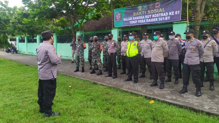 Persiapan pengamanan menjelang latihan terjun payung anggota TNI