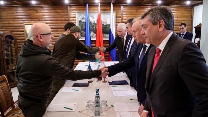 Menteri Pertahanan Ukraina Oleksii Reznikov (kiri) berjabat tangan dengan negosiator Rusia sebelum pembicaraan antara delegasi dari Ukraina dan Rusia di wilayah Brest Belarus, Kamis (3/3/2022), setelah invasi Rusia ke Ukraina. Rusia dan Ukraina akan membahas gencatan senjata pada pembicaraan mendatang di perbatasan antara Polandia dan Belarusia, kata kepala negosiator Moskow, Rabu (2/3), hampir satu minggu setelah invasi Rusia ke tetangganya yang pro-Barat. (Foto oleh Maxim GUCHEK / BELTA / AFP) / Belarus OUT)