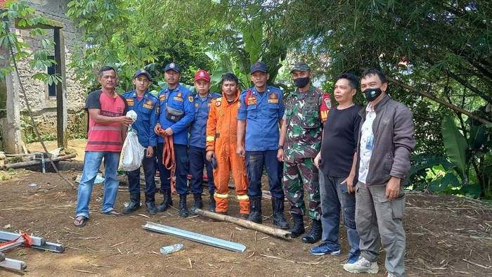 Petugas damkar mengevakuasi ular kobra sepanjang 1,5 meter di sumur sedalam 20 meter di Ciomas, Bogor.