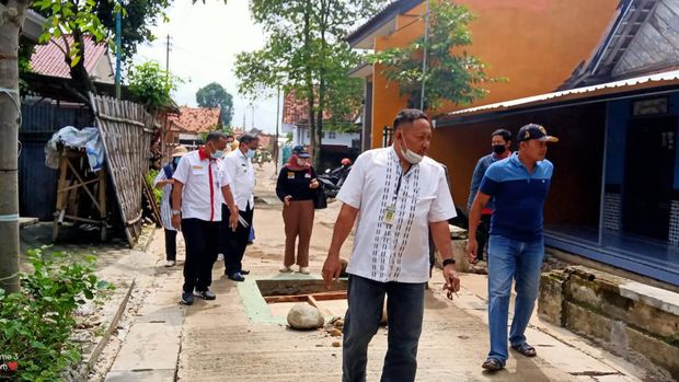 Pihak Kelurahan, Dinas Perkim LH, Camat, saat melakukan pengecekan di lokasi pada Jumat (04/03/2022).