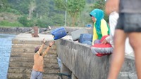 Nelayan melempar drum.