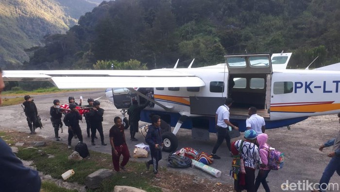 Proses evakuasi 1 prajurit TNI usai baku tembak dengan KKB di Kabupaten Puncak, Papua (Dok. Istimewa)