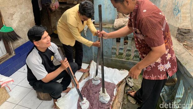 Proses pembuatan ulen ketan.