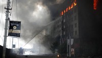 Invasi Rusia ke Ukraina masih terus berlanjut. Serangan demi serangan masih terus terdengar di berbagai sudut kota terutama di Ibu Kota Kiev.  