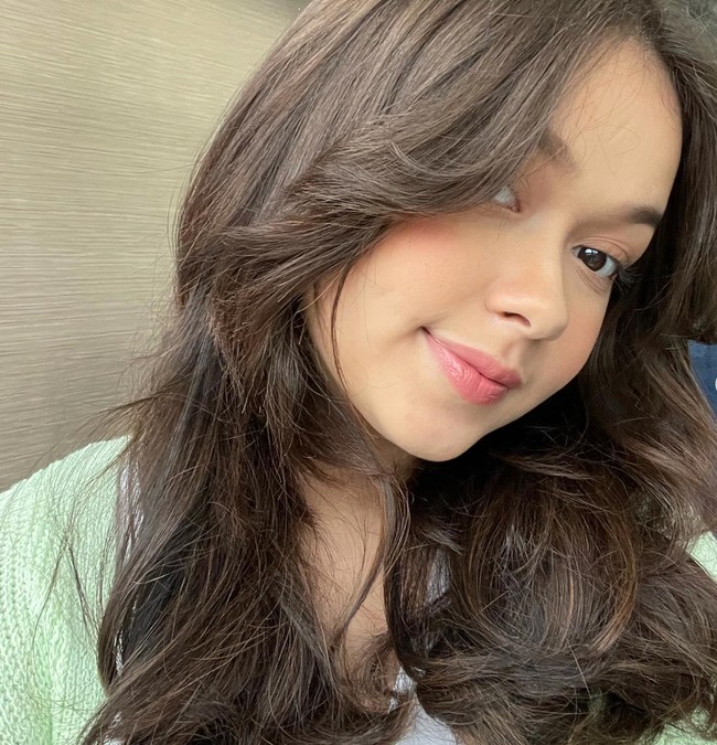 Punya paras cantik dan kebule-bulean, nggak heran jika Rebecca berhasil membuat Fadly jatuh hati. Kalau menurutmu, keduanya benar pacaran nggak ya? Foto: Instagram/@rklopperr