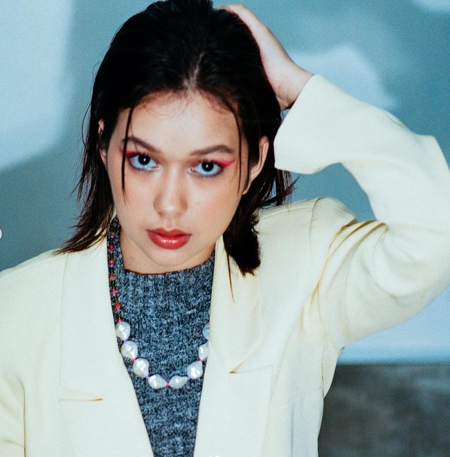 Tampil dengan gaya maskulin, penampilan Rebecca yang satu ini tak kalah memukau. Penampilannya itu dilengkapi dengan riasan mata berupa wing liner berwarna merah muda dan lipstik berwarna merah. Foto: Instagram/@rklopperr