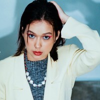 Tampil dengan gaya maskulin, penampilan Rebecca yang satu ini tak kalah memukau. Penampilannya itu dilengkapi dengan riasan mata berupa wing liner berwarna merah muda dan lipstik berwarna merah. Foto: Instagram/@rklopperr