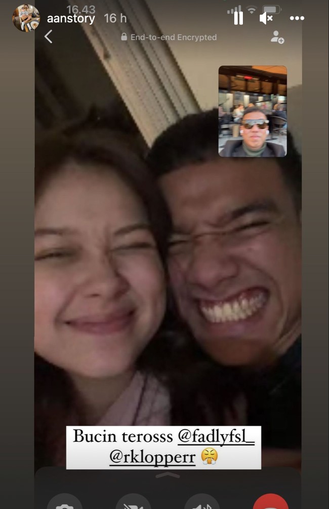 Salah satu akun Instagram yang merupakan sahabat dari Rebecca & Fadly, @aanstory tampak mengunggah foto ketika dirinya sedang melakukan video call bersama Fadly dan Rebecca. Bucin teroosss @fadlyfsl_ @rklopperr, tulis keterangan dalam uggahan tersebut. Foto: Instagram/@rklopperr