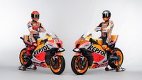 Repsol Honda tunggangan Marc Marquez dan Pol Espargaro juga tak mengubah kombinasi warna livery yang sudah dipakai bertahun-tahun, yakni putih, oranye, dan merah. Foto: Dok. Honda