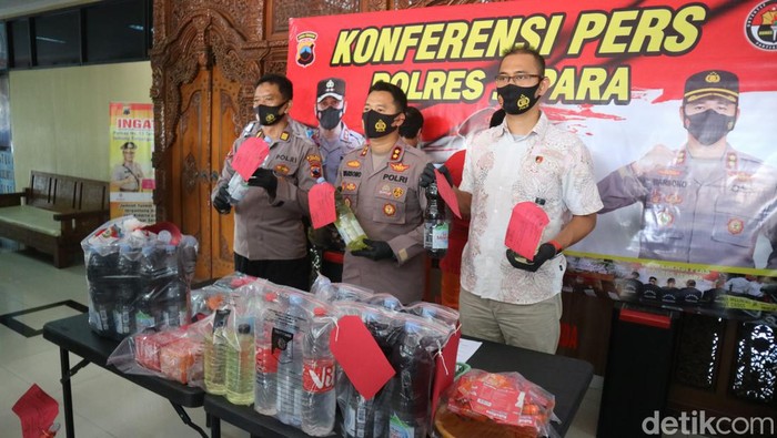 Rilis kasus tewasnya 2 pemuda usa tenggak miras di Mapolres Jepara, Jumat (4/3/2022).