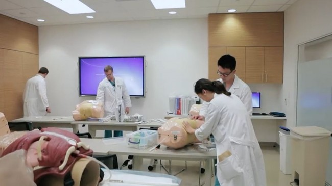 Nikita Willy juga mengatakan bahwa dokter yang akan menangani persalinannya juga merupakan langganan para artis. Dokter bernama Thais Aliabadi yang akan menangani Nikita itu sebelumnya sudah pernah membantu persalinan Chrissy Teigen dan Kylie Jenner. Foto: YouTube/Cedars-Sinai