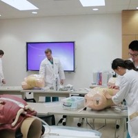 Nikita Willy juga mengatakan bahwa dokter yang akan menangani persalinannya juga merupakan langganan para artis. Dokter bernama Thais Aliabadi yang akan menangani Nikita itu sebelumnya sudah pernah membantu persalinan Chrissy Teigen dan Kylie Jenner. Foto: YouTube/Cedars-Sinai