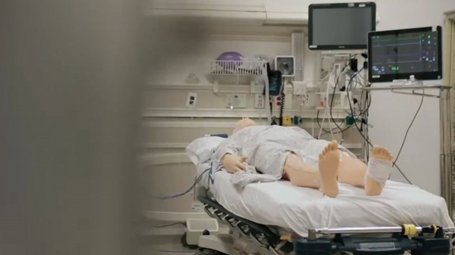 Dlansir dari Mirror, untuk kamar persalinan suite di Cedars-Sinai Mediical Center dikenakan biaya sekitar Rp 38 juta per malamnya. Sedangkan untuk kamar suite dengan 3 tempat tidur dann 2 kamar mandi hargannya lebih mahal, yaitu sekitar Rp 54 juta per malamnya. Foto: YouTube/Cedars-Sinai