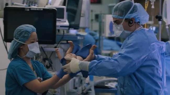 Jika melahirkan di kamar suite para ibu bisa mendapatkan akses untuk layanan salon, seperti, potong rambut, manicure, dan pedicure. Sedangkan untuk kamar suite yang lebih mahal, ibu yang melahirkan bisa mendapatkan doula pribadi. Foto: YouTube/Cedars-Sinai