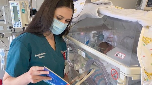 Nggak cuma memberikan kenyamanan untuk ibu yang baru melahirkan saja, melainkan juga untuk para bayi yang baru dilahirkan. Walaupun bayi berada di ruang ICU, tetapi para perawatnya juga tetap membacakan buku dongeng. Foto: YouTube/Cedars-Sinai