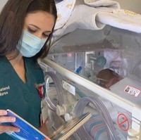 Nggak cuma memberikan kenyamanan untuk ibu yang baru melahirkan saja, melainkan juga untuk para bayi yang baru dilahirkan. Walaupun bayi berada di ruang ICU, tetapi para perawatnya juga tetap membacakan buku dongeng. Foto: YouTube/Cedars-Sinai