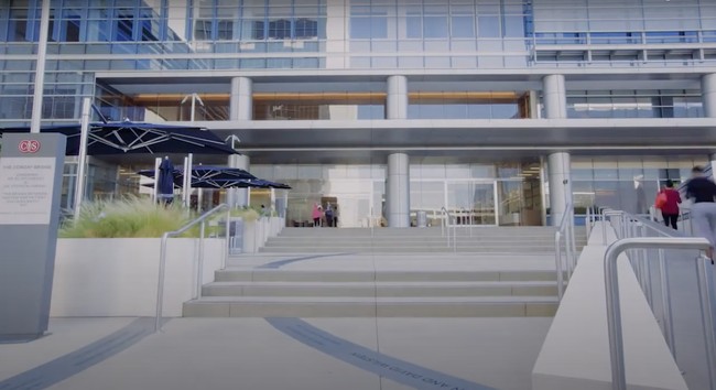 Dari luarnya saja rumah sakit yang satu ini memang sudah terlihat cukup megah. Ditambah dengan fasilitas lengkap yang ditawarkan dan dokter ahli berpengalaman, tak heran jika Nikita dan Indra memilih rumah sakit yang satu ini. Foto: YouTube/Cedars-Sinai