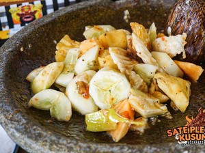 Gurih Segar Rujak Buah yang Diguyur Kuah Pindang, Sudah Coba?