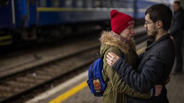 A couple says goodbye before she boards on a train bound for Lviv at the Kyiv station, Ukraine, Thursday, March 3. 2022. (AP Photo/Emilio Morenatti)