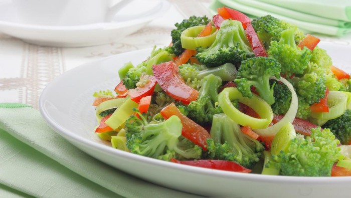 Cara Membuat Salad Sayur Simpel yang Segar dan Tips agar Rasanya Enak