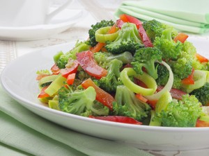 Cara Membuat Salad Sayur Simpel yang Segar dan Tips agar Rasanya Enak