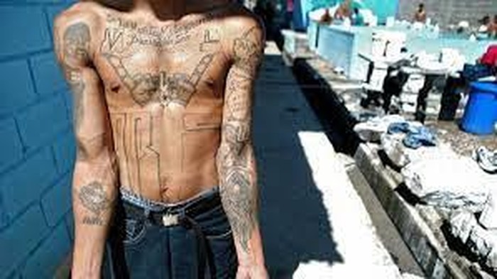 Salah satu anggota geng M-13 yang tubuhnya penuh dengan tatto (BBC)