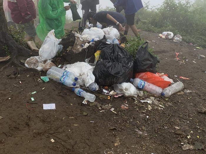 Sampah di Gunung Merbabu jalur pendakian via Suwanting, Magelang, Jumat (4/3/2022).