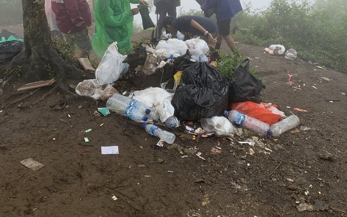 Sampah pendaki di Gunung Merbabu