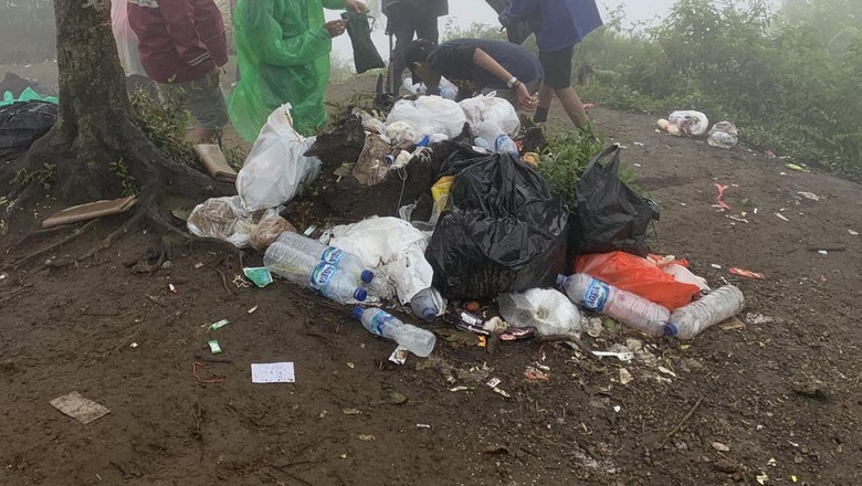 Sampah pendaki di Gunung Merbabu
