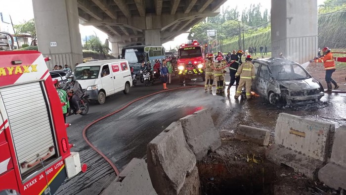 Sebuah mobil terbakar di Bekasi (Dok Damkar Bekasi)