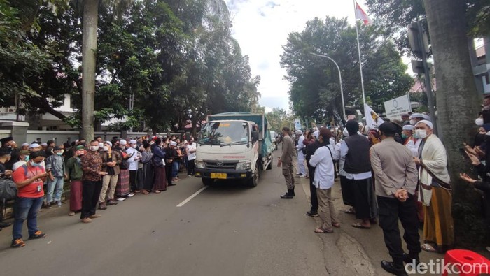 Sejumlah orang demo di kantor Kementerian Agama (Kemenag) Kabupaten Bogor, Jabar. Lalu lintas di sekitar lokasi tersendat (Rizky/detikcom)