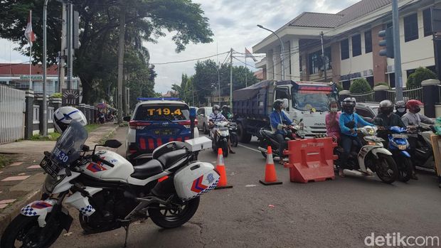Sejumlah orang demo di kantor Kementerian Agama (Kemenag) Kabupaten Bogor, Jabar. Lalu lintas di sekitar lokasi tersendat (Rizky/detikcom)