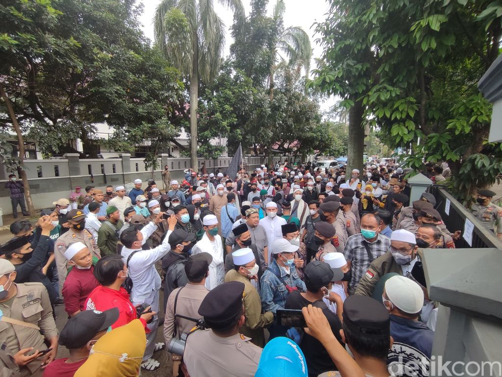 Sejumlah orang demo di kantor Kementerian Agama (Kemenag) Kabupaten Bogor, Jabar. Lalu lintas di sekitar lokasi tersendat (Rizky/detikcom)