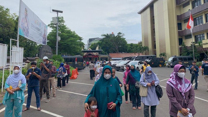 Sejumlah warga antre membeli minyak goreng murah di Polres Jaksel