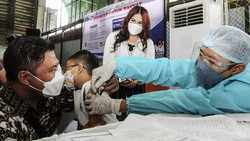 Seknas Jokowi menggelar vaksinasi dosis ketiga atau booster di kawasan Citos, Jakarta. Vaksinasi itu untuk membantu pemerintah mempercepat herd immunity.