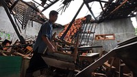 Angin kencang mengakibatkan atap bangunan madrasah ambruk.