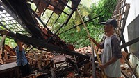 Atap bangunan itu menimpa meja hingga kursi di ruang kelas.