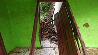 Saat ini warga tampak sibuk membersihkan puing-puing bangunan sekolah.