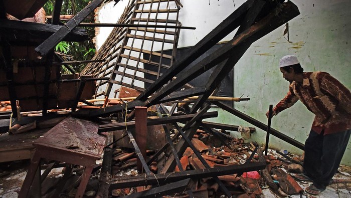 Warga membersihkan puing-puing bangunan sekolah Madrasah Aliyah Madarisul Ulum di Kampung Kenari, Kasemen, Serang, Banten, Jumat (4/3/2022). Bangunan sekolah tersebut rubuh diterjang angin kencang dan hujan deras yang terjadi sejak Kamis (3/3) malam. ANTARA FOTO/Asep Fathulrahman/wsj.
