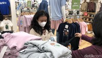 Warga memilih pakaian di sebuah pusat perbelanjaan di Jakarta Selatan, Rabu (2/3/2022). Rencana pemerintah menaikkan tarif Pajak Pertambahan Nilai (PPN) mulai April 2022 dinilai sebagian pengamat sebagai jalan terbaik untuk mempercepat pemulihan ekonomi. 