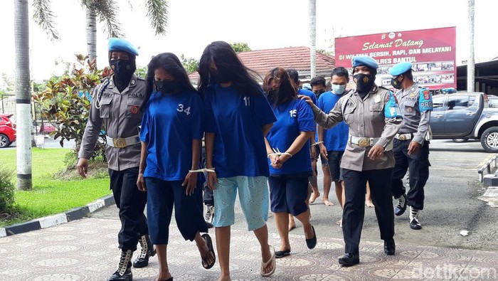 Sindikat pengutil susu formula hingga keju lintas provinsi saat digelandang oleh polisi, Jumat (4/3/2022).