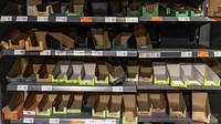 Tampak rak-rak kosong di salah satu supermarket Ukraina.