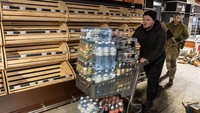 Anggota militer Ukraina mengumpulkan makanan dan barang-barang lainnya dari supermarket di Irpin, Ukraina, Kamis (3/3/2022) waktu setempat.