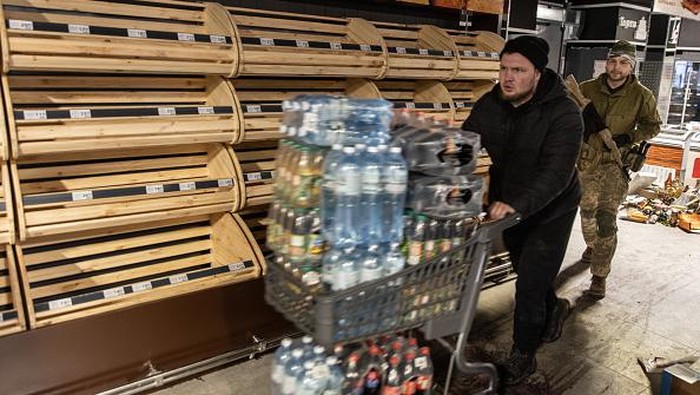 Supermarket di Ukraina Kosong Melompong Usai Dibagikan ke Warga Sipil IRPIN, UKRAINE - MARCH 03: Empty shelves are seen at a grocery store on March 03, 2022 in Irpin, Ukraine. Russia continues assault on Ukraine's major cities, including the capital Kyiv, a week after launching a large-scale invasion of the country. (Photo by Chris McGrath/Getty Images)